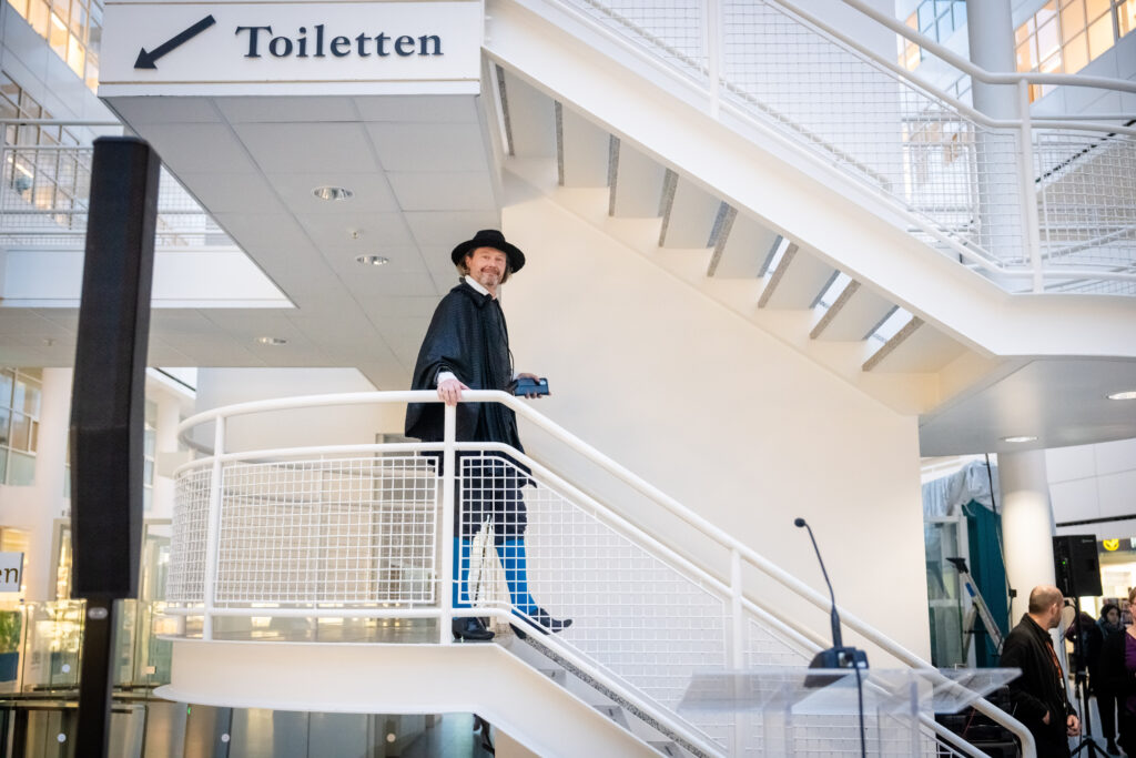 Den Haag, 20 januari 2025 Onthulling een van de topstukken van het Haags Historisch Museum dat 1,5 jaar te zien zal zijn in het Atrium. Foto MARTIJN BEEKMAN / gemeente Den Haag