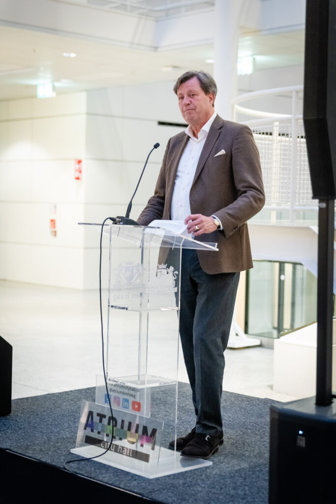 Den Haag, 20 januari 2025 Onthulling een van de topstukken van het Haags Historisch Museum dat 1,5 jaar te zien zal zijn in het Atrium. Foto MARTIJN BEEKMAN / gemeente Den Haag