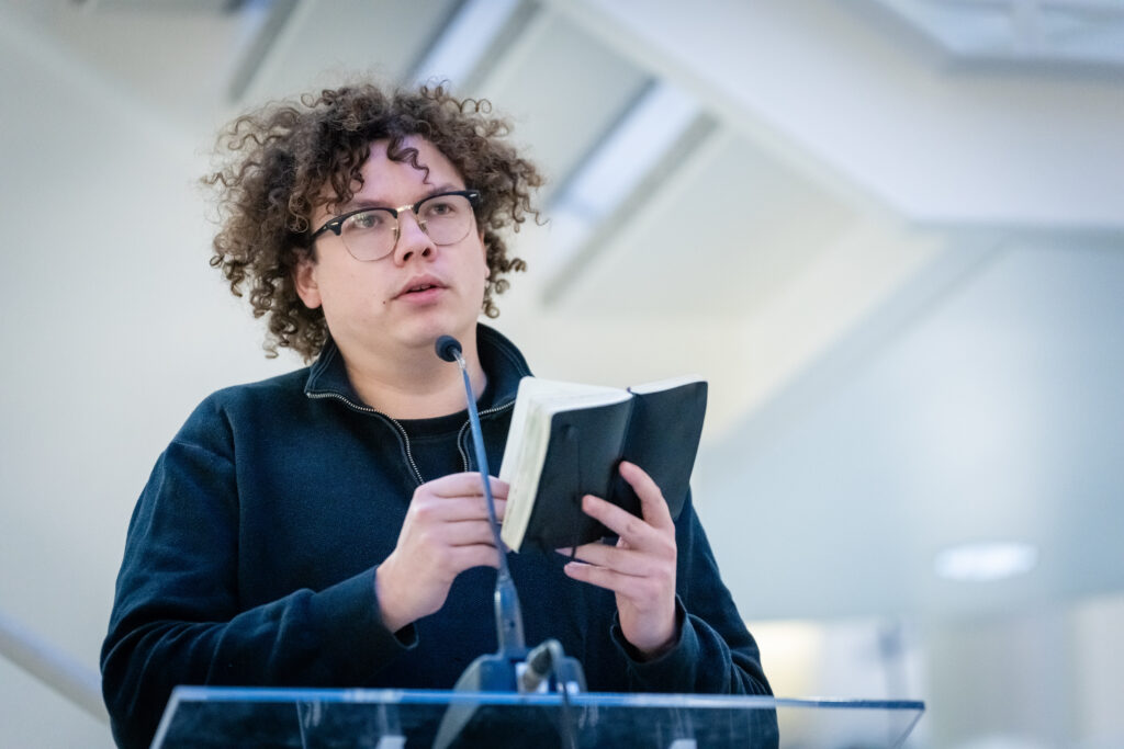 Den Haag, 20 januari 2025 Onthulling een van de topstukken van het Haags Historisch Museum dat 1,5 jaar te zien zal zijn in het Atrium. Foto MARTIJN BEEKMAN / gemeente Den Haag