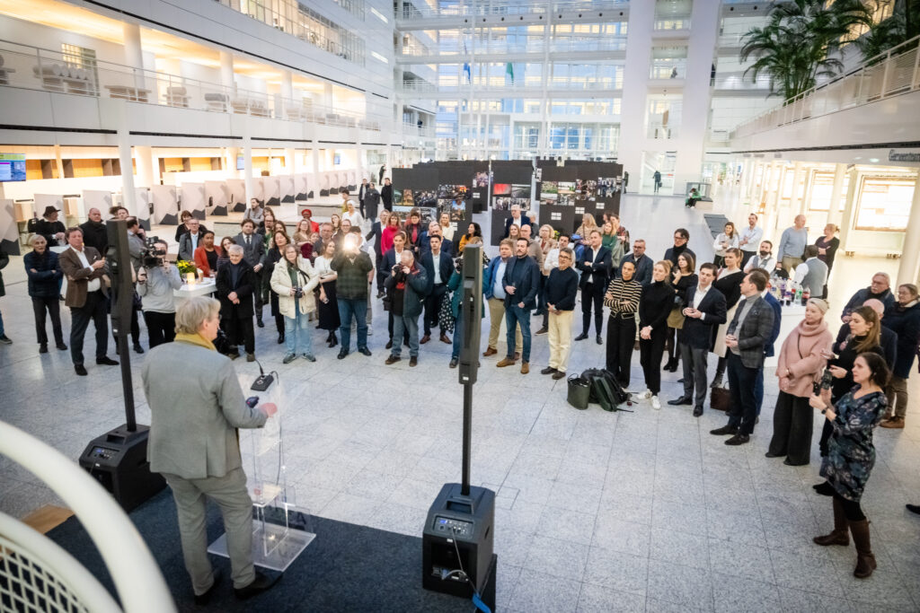 Den Haag, 20 januari 2025 Onthulling een van de topstukken van het Haags Historisch Museum dat 1,5 jaar te zien zal zijn in het Atrium. Foto MARTIJN BEEKMAN / gemeente Den Haag