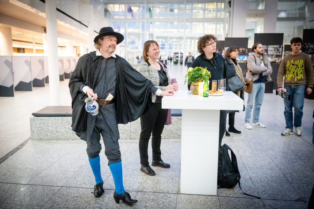 Den Haag, 20 januari 2025 Onthulling een van de topstukken van het Haags Historisch Museum dat 1,5 jaar te zien zal zijn in het Atrium. Foto MARTIJN BEEKMAN / gemeente Den Haag