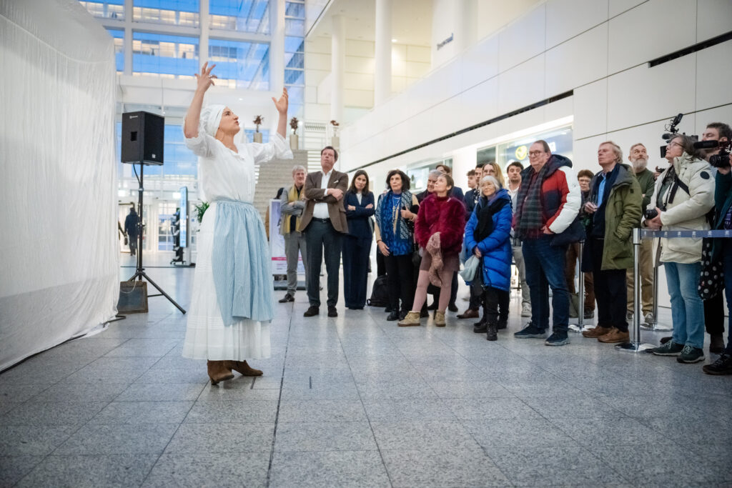 Den Haag, 20 januari 2025 Onthulling een van de topstukken van het Haags Historisch Museum dat 1,5 jaar te zien zal zijn in het Atrium. Foto MARTIJN BEEKMAN / gemeente Den Haag