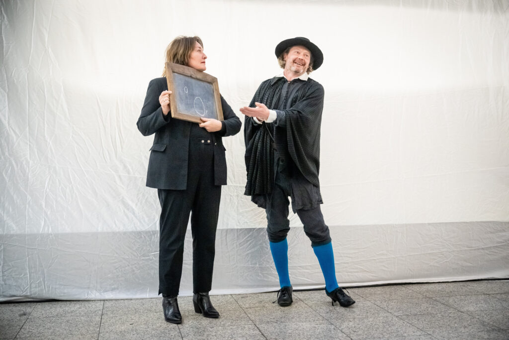 Den Haag, 20 januari 2025 Onthulling een van de topstukken van het Haags Historisch Museum dat 1,5 jaar te zien zal zijn in het Atrium. Foto MARTIJN BEEKMAN / gemeente Den Haag