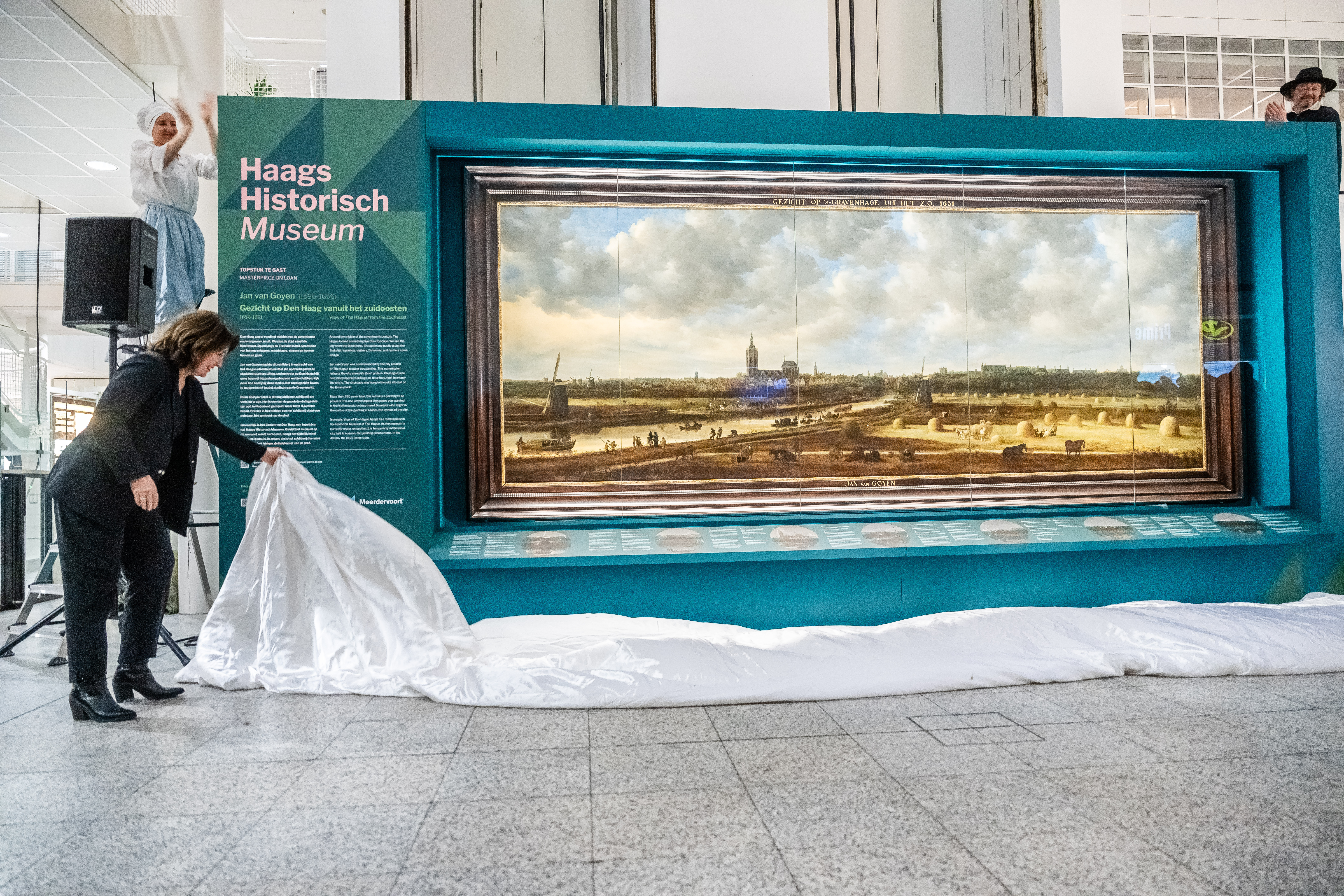Den Haag, 20 januari 2025 Onthulling een van de topstukken van het Haags Historisch Museum dat 1,5 jaar te zien zal zijn in het Atrium. Foto MARTIJN BEEKMAN / gemeente Den Haag