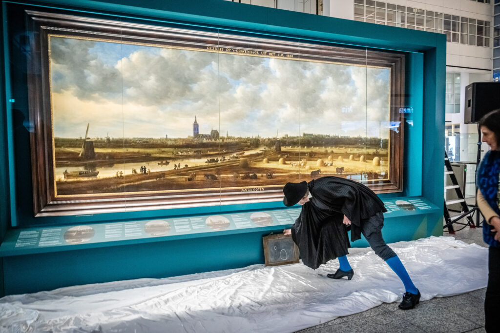 Den Haag, 20 januari 2025 Onthulling een van de topstukken van het Haags Historisch Museum dat 1,5 jaar te zien zal zijn in het Atrium. Foto MARTIJN BEEKMAN / gemeente Den Haag
