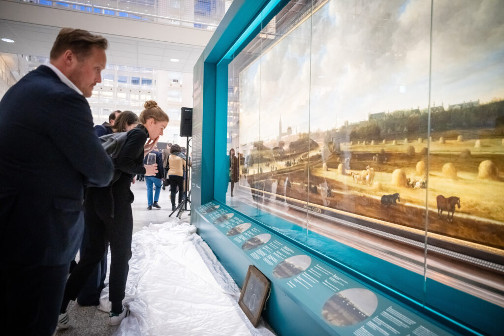 Den Haag, 20 januari 2025 Onthulling een van de topstukken van het Haags Historisch Museum dat 1,5 jaar te zien zal zijn in het Atrium. Foto MARTIJN BEEKMAN / gemeente Den Haag