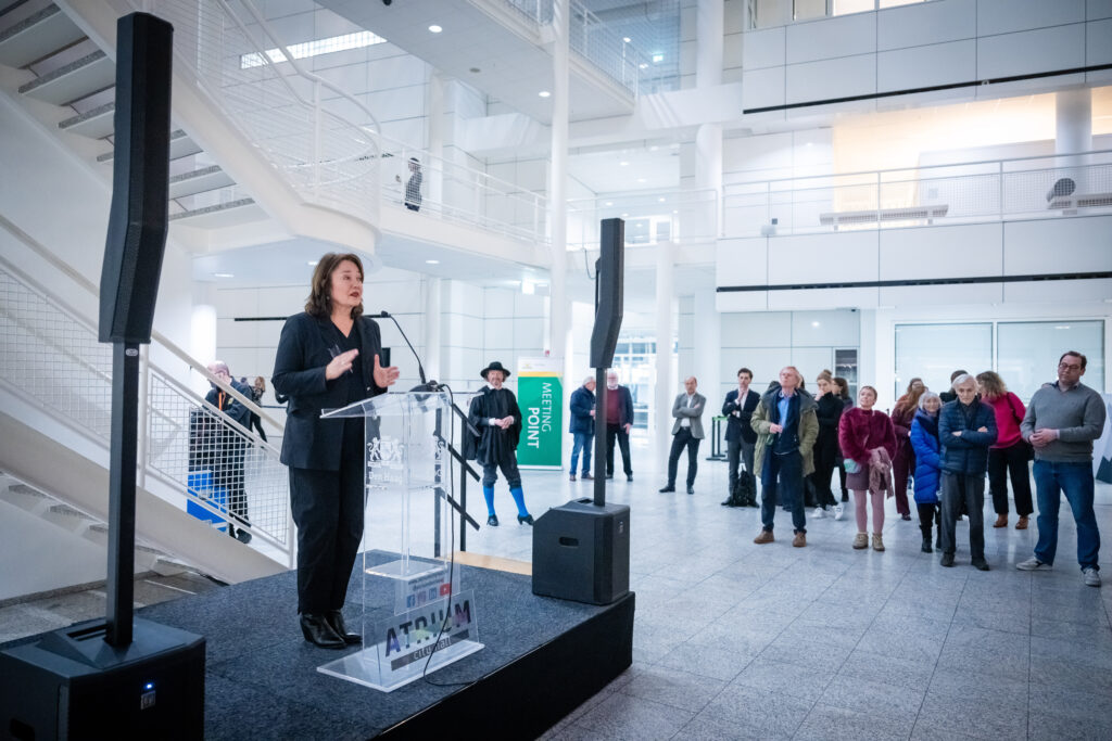 Den Haag, 20 januari 2025 Onthulling een van de topstukken van het Haags Historisch Museum dat 1,5 jaar te zien zal zijn in het Atrium. Foto MARTIJN BEEKMAN / gemeente Den Haag