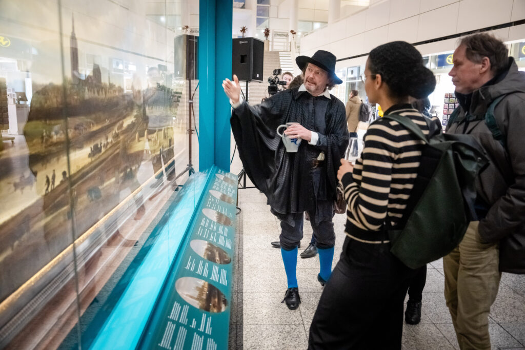 Den Haag, 20 januari 2025 Onthulling een van de topstukken van het Haags Historisch Museum dat 1,5 jaar te zien zal zijn in het Atrium. Foto MARTIJN BEEKMAN / gemeente Den Haag