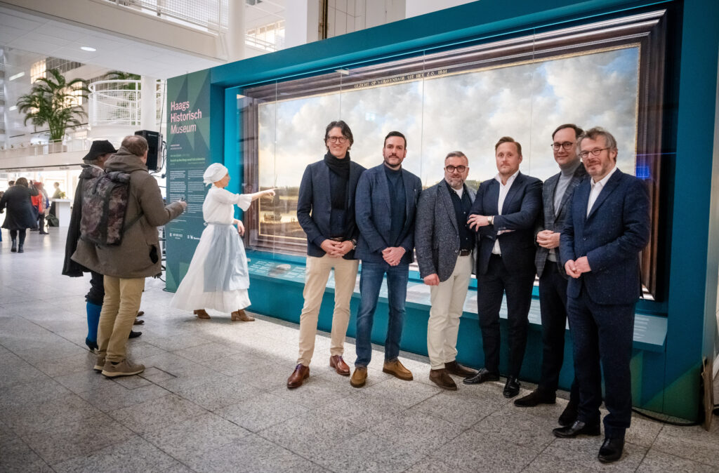 Den Haag, 20 januari 2025 Onthulling een van de topstukken van het Haags Historisch Museum dat 1,5 jaar te zien zal zijn in het Atrium. Foto MARTIJN BEEKMAN / gemeente Den Haag