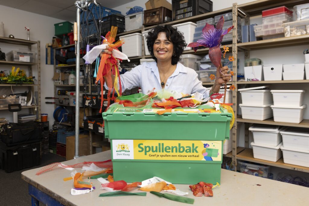 RIJSWIJK - Portret van kunstenares Lineke van Beek (Eline Marlene) die kunstwerken maakt van plastic netjes. FOTO EN COPYRIGHT GEMEENTE DEN HAAG/HENRIETTE GEST